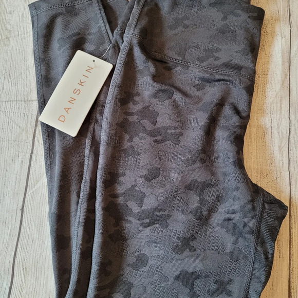 Danskin •Size Medium• Jacquard Camo Hi-Waist Leggings ☆New w/ Tag☆ - Picture 3 of 8